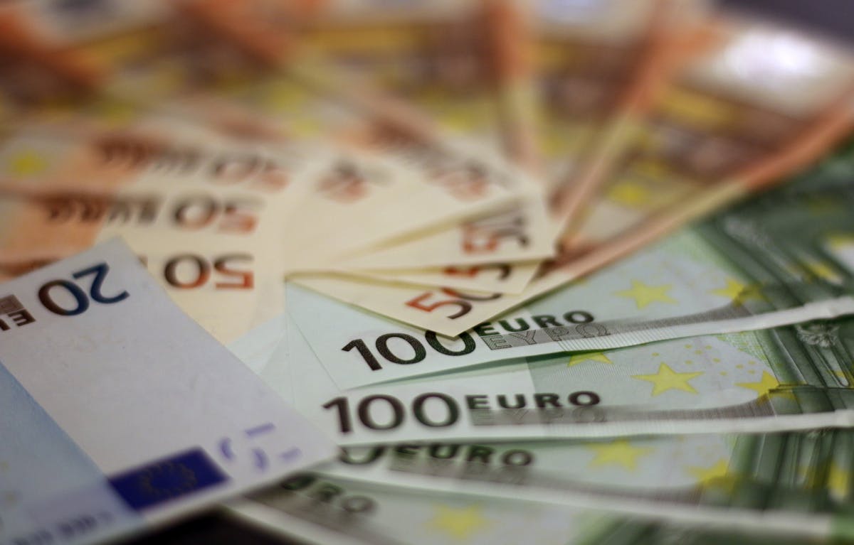 L’Europe remodèle son économie : comment la nouvelle géopolitique transforme les chaînes d’approvisionnement mondiales. Chaslau Piastsiuk explique Close-up of various euro banknotes fanned out, symbolizing wealth and financial success.