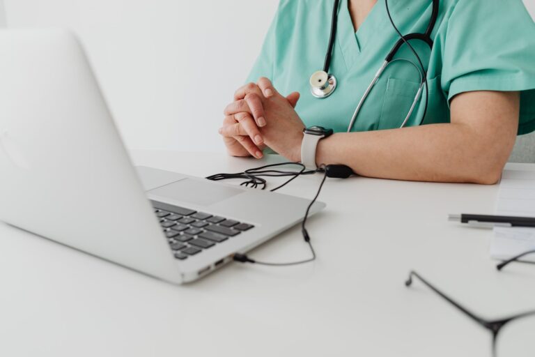 Comment l’informatique médicale améliore-t-elle le suivi des patients ?