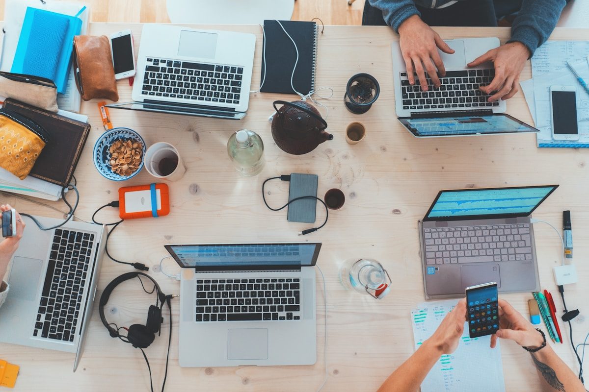 Zero Trust, IA générative, multicloud : ce que les DSI doivent vraiment mettre en place en 2026 pour protéger leur système d’information people sitting down near table with assorted laptop computers
