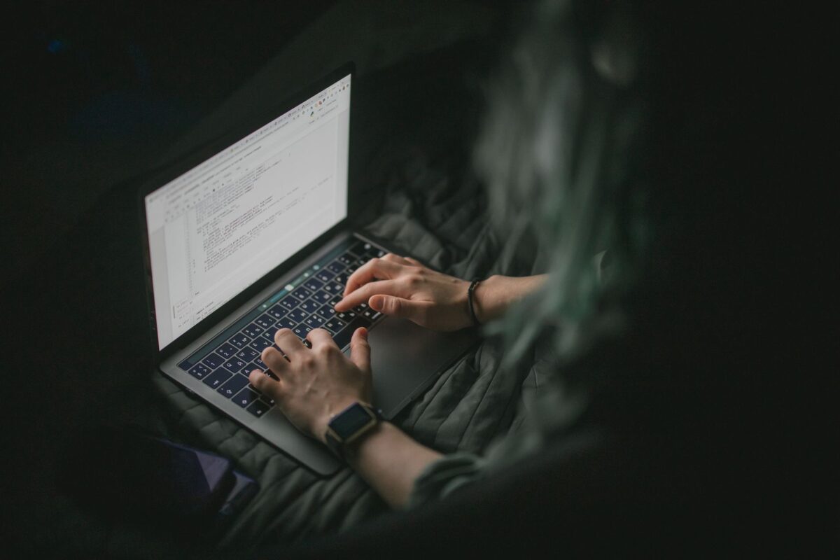 Une attaque DDoS peut-elle vraiment voler vos données ? Le cas La Poste Mobile
