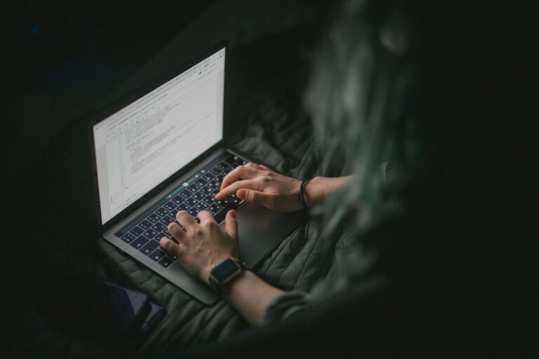 Une attaque DDoS peut-elle vraiment voler vos données ? Le cas La Poste Mobile